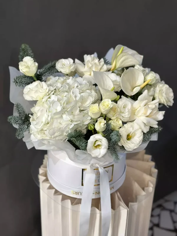 Композиция "BlossomBurst" — Композиция "BlossomBurst" — цветочная композиция в коробке из антуриумов, эустомы, гортензий и роз…